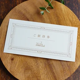 スノーホワイトコットンの質感が上品な白封筒。ゴールド印刷のクラシック・バロック様式のフレームデザインが施された金券用ミニ封筒