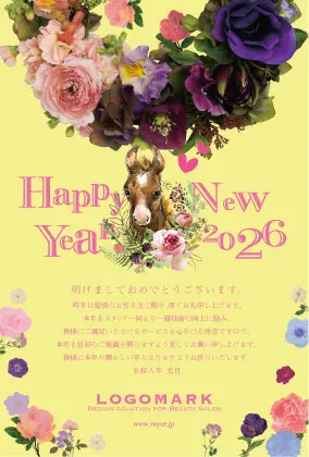 花飾りを纏った子馬のイラストを配した、穏やかで上品なおしゃれな年賀状デザイン馬年・午年（うま年）の2026年賀状制作 H208