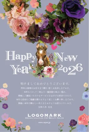 花飾りを纏った子馬のイラストを配した、穏やかで上品なおしゃれな年賀状デザイン馬年・午年（うま年）の2026年賀状制作 H208