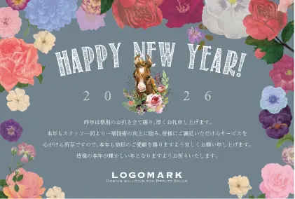 白馬の美しいクローズアップ写真を背景に洗練された配色のタイポグラフィのおしゃれな年賀状デザイン馬年・午年（うま年）の2026年賀状制作 H209