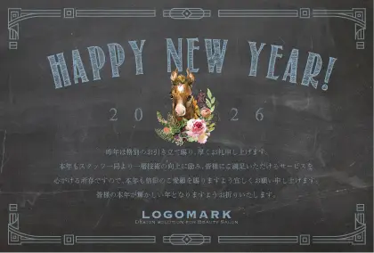 白馬の美しいクローズアップ写真を背景に洗練された配色のタイポグラフィのおしゃれな年賀状デザイン馬年・午年（うま年）の2026年賀状制作 H210