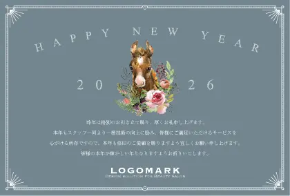白馬の美しいクローズアップ写真を背景に洗練された配色のタイポグラフィのおしゃれな年賀状デザイン馬年・午年（うま年）の2026年賀状制作 H211