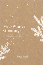 モミの木の枝葉と降る粉雪のイラストがクリスマスの雰囲気を演出し、大人可愛いウインターのおしゃれなクリスマスカード年末挨拶状 X018D