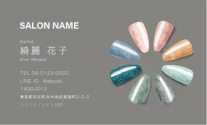 上品なダスティーカラーを背景に、色とりどりのネイルチップを美しい円形に配置したネイルサロン専用のおしゃれ美容サロン名刺デザインMEI-013N
