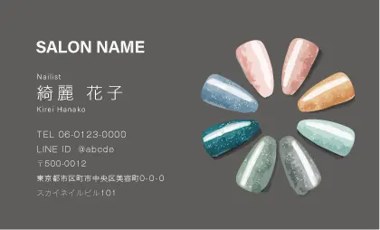 上品なダスティーカラーを背景に、色とりどりのネイルチップを美しい円形に配置したネイルサロン専用のおしゃれ美容サロン名刺デザインMEI-013O