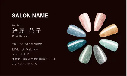 上品なダスティーカラーを背景に、色とりどりのネイルチップを美しい円形に配置したネイルサロン専用のおしゃれ美容サロン名刺デザインMEI-013P