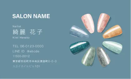 上品なダスティーカラーを背景に、色とりどりのネイルチップを美しい円形に配置したネイルサロン専用のおしゃれ美容サロン名刺デザインMEI-013G