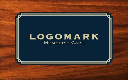 木目ウッド調のナチュラルで自然・優雅な雰囲気を演出するシンプルデザインにタグ風のフレームがおしゃれなデザインの2折スタンプカード014J