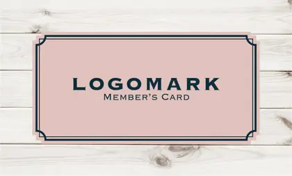 美容室・ネイルサロン・ヘアサロン向けの木目ウッド調のナチュラルで自然・優雅な雰囲気を演出するシンプルデザインにタグ風のフレームがおしゃれなデザインの次回予約カードRMS-014A