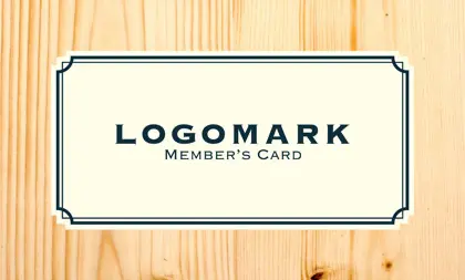 美容室・ネイルサロン・ヘアサロン向けの木目ウッド調のナチュラルで自然・優雅な雰囲気を演出するシンプルデザインにタグ風のフレームがおしゃれなデザインの次回予約カードRMS-014E