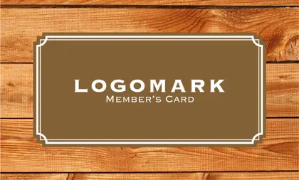 美容室・ネイルサロン・ヘアサロン向けの木目ウッド調のナチュラルで自然・優雅な雰囲気を演出するシンプルデザインにタグ風のフレームがおしゃれなデザインの次回予約カードRMS-014i